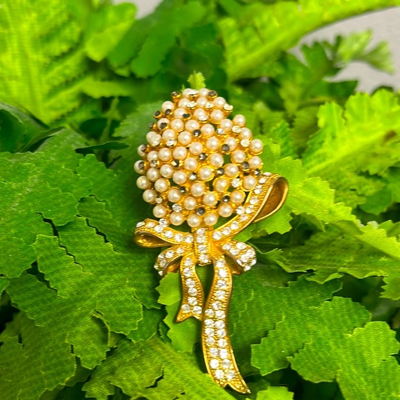 Vintage bouquet of faux pearls brooch tied with ribbon w/ encrusted rhinestones - Picture 1 of 3